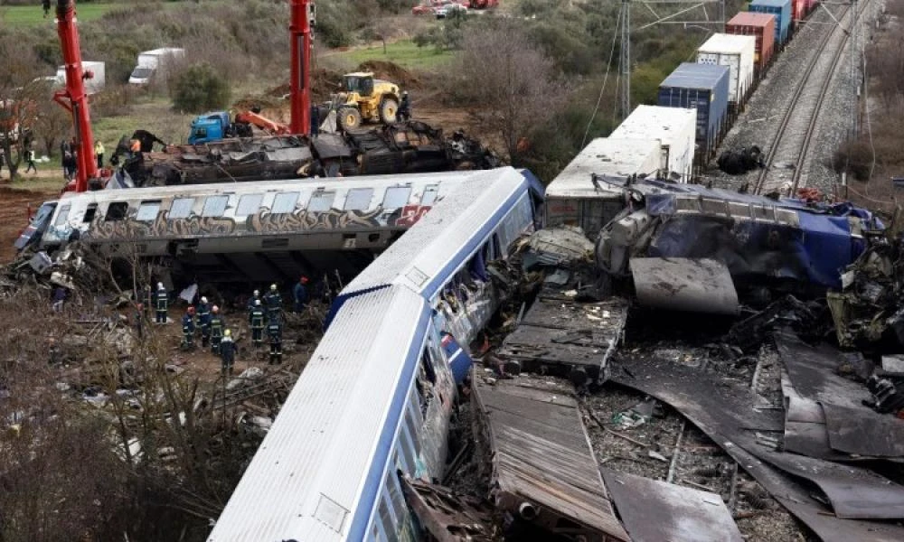 Le Figaro για Τέμπη: «Το πιο θανατηφόρο σιδηροδρομικό δυστύχημα στην ιστορία της Ελλάδας»